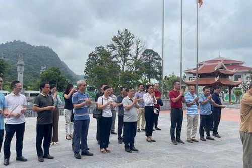 Dâng hương tưởng nhớ Chủ tịch Hồ Chí Minh nhân dịp Kỷ niệm 55 năm thực hiện Di chúc của Người