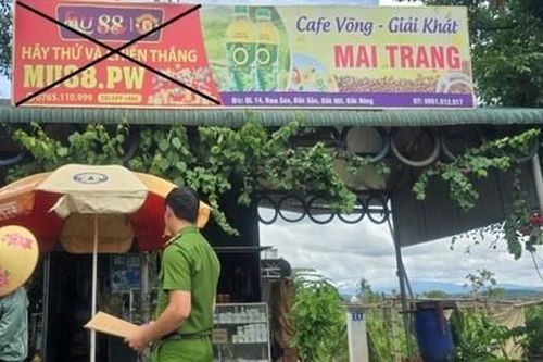 Đắk Nông: Hàng loạt biển hiệu quảng cáo cờ bạc trực tuyến trái phép bị tháo dỡ