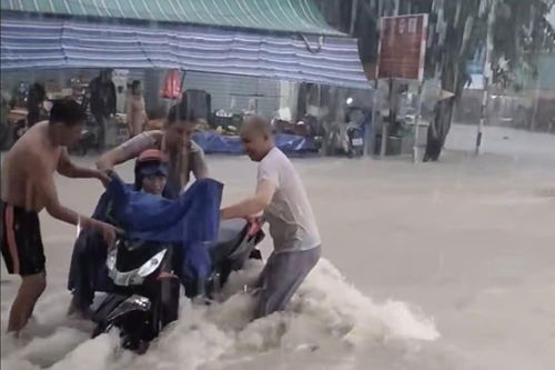Bình Dương: Nước ngập mênh mông sau mưa lớn, cuốn trôi đồ đạc, ô tô, xe máy