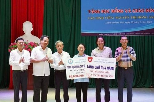 Đại học Sư phạm Huế tặng học bổng cho nữ sinh mồ côi cha, hiếu học