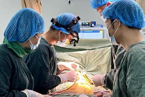 Nguyên nhân nào khiến trẻ sơ sinh phải vào viện điều trị liên tục?