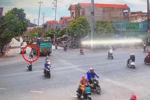 Đi vào 'điểm mù' của xe tải, 2 mẹ con thương vong