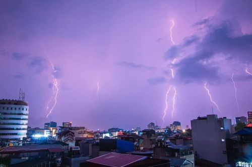 Nam học sinh bị sét đánh tử vong ở Hà Nội
