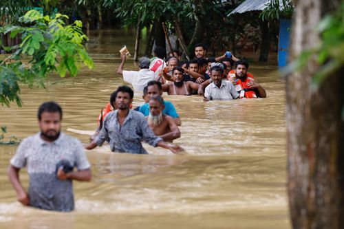 Hàng triệu người Bangladesh lóp ngóp trong nước lũ