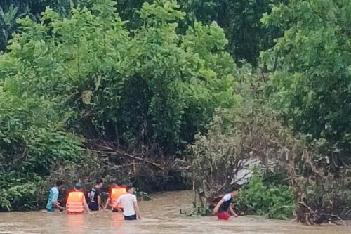 Tìm thấy thi thể học sinh tiểu học rơi xuống sông