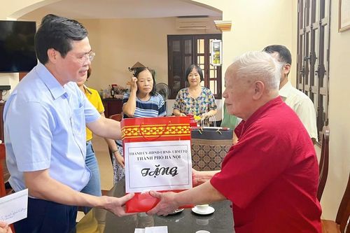 Chủ tịch UBND huyện Thanh Trì thăm, tặng quà gia đình người có công tiêu biểu