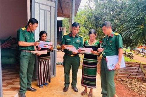 Trung đoàn 726 phối hợp tuyên truyền, phổ biến pháp luật cho người dân biên giới