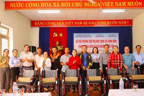 Quận Liên Chiểu trao 18 xe lăn cho người khuyết tật