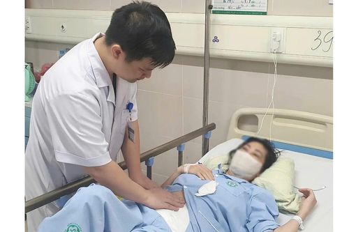 Một phụ nữ bị thủng bụng, hoại tử sau khi hút mỡ bụng