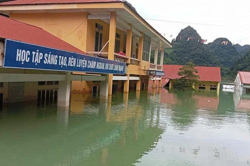 Nước lụt ngập lưng nhà ở một 'lòng chảo' trên núi