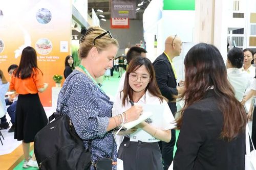Hội chợ quốc tế Đồ gỗ & Mỹ nghệ xuất khẩu và 'Hàng Việt tiêu biểu hội nhập quốc tế' cùng khai mạc