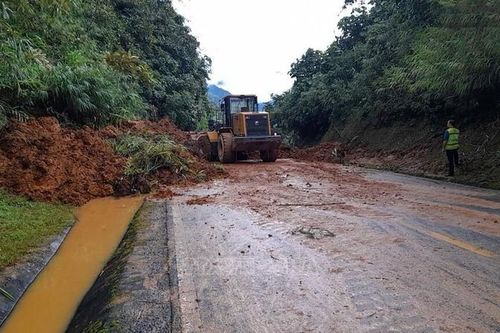 Điện Biên: sạt lở trên đèo Tằng Quái gây ách tắc giao thông
