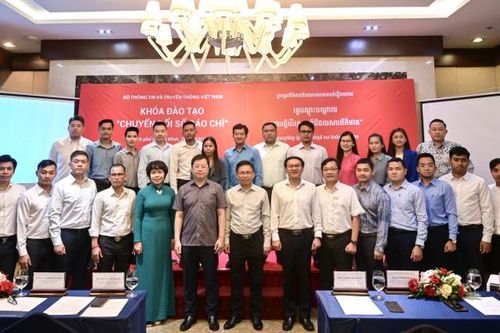 Bộ TT&TT đào tạo chuyển đổi số cho các nhà báo Campuchia