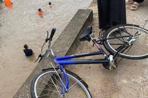 Tìm thấy thi thể cháu bé 9 tuổi ngã xe đạp, rơi xuống sông mất tích