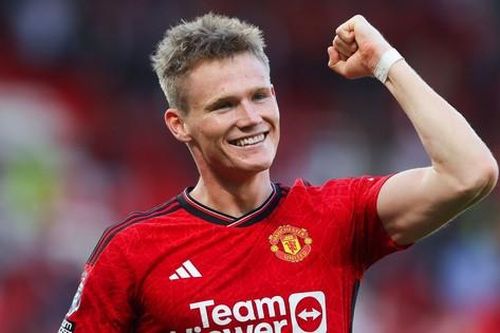 Huyền thoại Rio Ferdinand chỉ trích Man United vì đồng ý bán McTominay cho Napoli