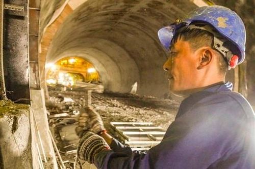 Đào hầm cao tốc dưới lòng núi Sơn Triều