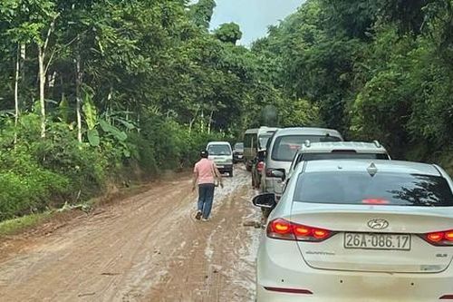 Ùn tắc nhiều tuyến đường ở các tỉnh Tây Bắc do sạt lở