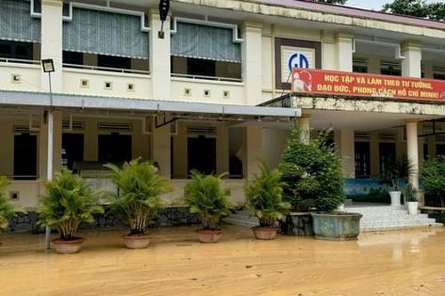 Một trường học ở Lâm Đồng có nguy cơ bị vùi lấp do đồi cao 70m sạt lở
