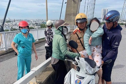 Kịp thời ngăn cản người phụ nữ có ý định tự tử ở cầu Bính