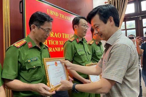 Khen thưởng tập thể và cá nhân có thành tích xuất sắc trong vụ phá sòng bạc lớn