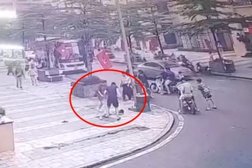 Trẻ con mâu thuẫn và việc hành xử 'bất thường' của người lớn