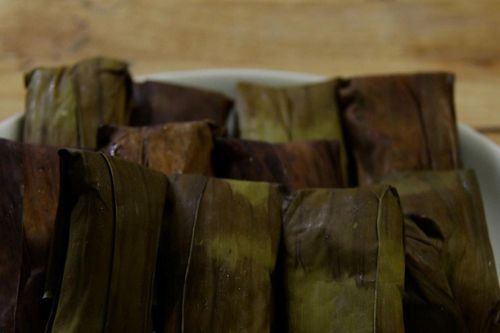 Mẹ tôi rưng rưng nước mắt, vội vàng đáp lễ khi nhận quà quê của thông gia