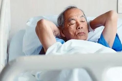 Nằm trên giường bệnh, ông lão 75 tuổi nhận ra 3 người quan trọng nhất cuộc đời