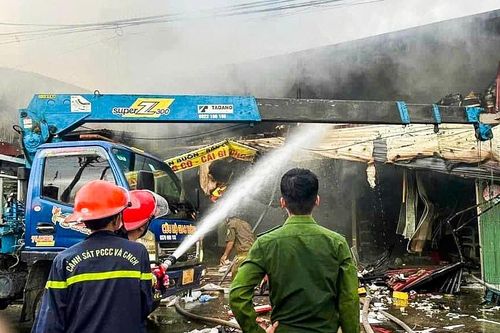 Cháy lớn thiêu rụi cửa hàng bán đồ gia dụng ở Nam Định