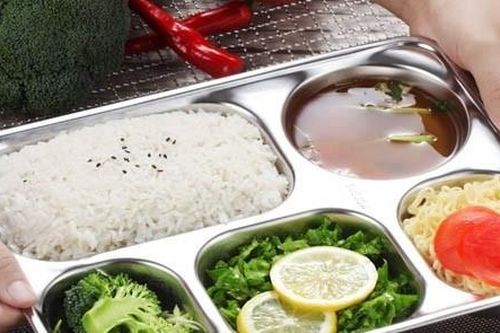 Giáo viên 'tố' nhóm lớp mầm non cho trẻ ăn bún thiu, trứng cháy đen