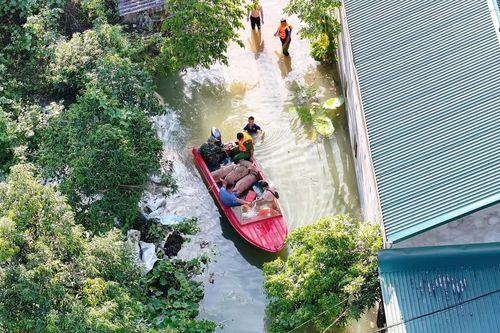 Hình ảnh xót xa ở rốn ngập Cao Bằng, nước vẫn dâng, nhà chỉ còn thấy nóc