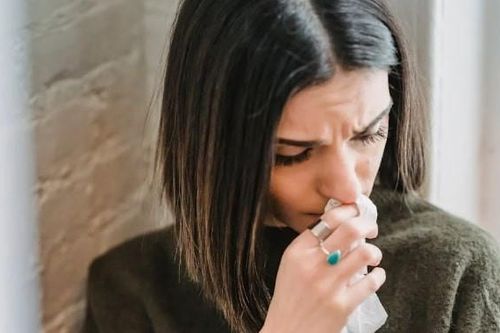 Cầm thiệp cưới chị dâu đưa, tôi uất nghẹn, thương anh trai vô cùng