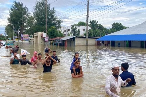Hình ảnh lũ lụt chưa từng có tại Bangladesh khiến hàng triệu người bị mắc kẹt