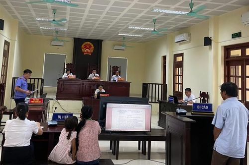 VKSND huyện Kỳ Anh trình chiếu tài liệu, chứng cứ được số hóa tại phiên tòa hình sự