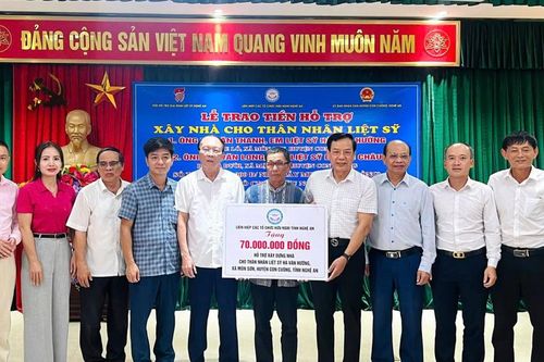 Trao 140 triệu đồng hỗ trợ xây dựng nhà tình nghĩa ở huyện Con Cuông