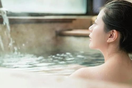 Chữa lành theo công thức tắm khoáng nóng của người Nhật