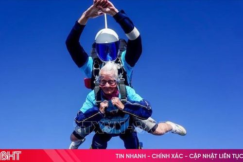 Cụ bà 102 tuổi nhảy dù từ độ cao 2.100m