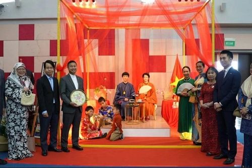 Áo dài truyền thống Việt Nam gây ấn tượng tại Triển lãm Dệt may ASEAN ở Brunei