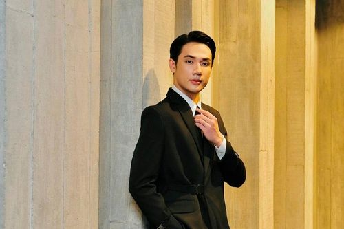 Á vương Minh Toại trở lại sàn diễn với bộ sưu tập 'Hoa trên quê hương Bình Định'