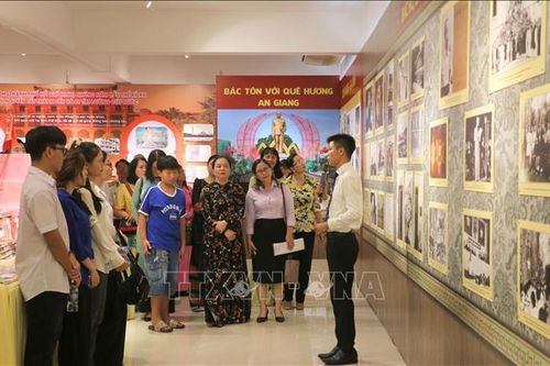 Triển lãm những hình ảnh đẹp về Bác Hồ, Bác Tôn