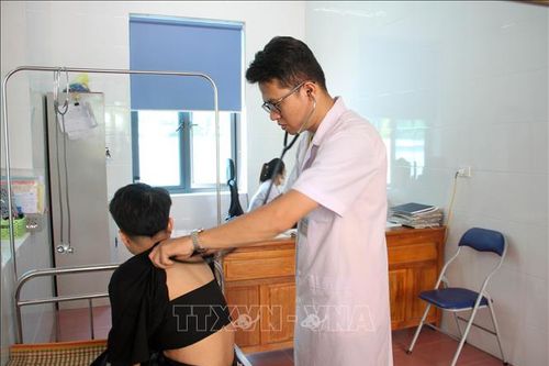 Bác sĩ trẻ 'bỏ phố về rừng' hỗ trợ đồng bào vùng cao