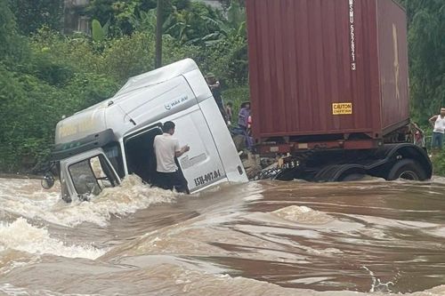 Khen thưởng hai cá nhân dũng cảm cứu lái xe đầu kéo giữa dòng nước lũ