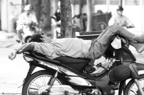 Anh xe ôm trúng số đổi đời khi có tiền tỷ, mua cả đống mì tôm chất đầy nhà