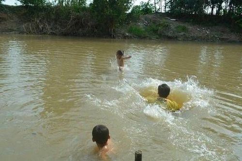 Tắm đầm, 2 cháu đuối nước
