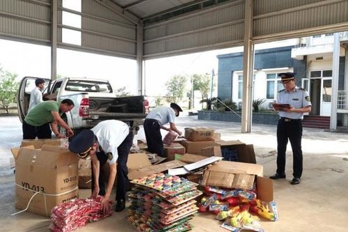 Thanh Hóa: Đột kích kho hàng, thu giữ nhiều đồ chơi bạo lực trẻ em