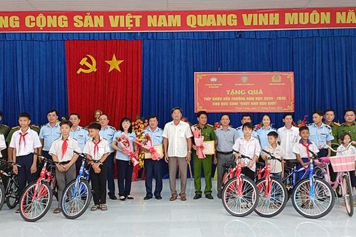 Trao quà 'tiếp bước đến trường' cho học sinh vượt khó học giỏi ở xã Thoại Giang