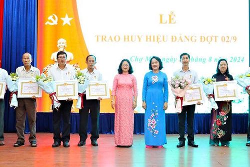 Huyện ủy Chợ Mới trao Huy hiệu Đảng đợt 2/9 cho 33 đảng viên