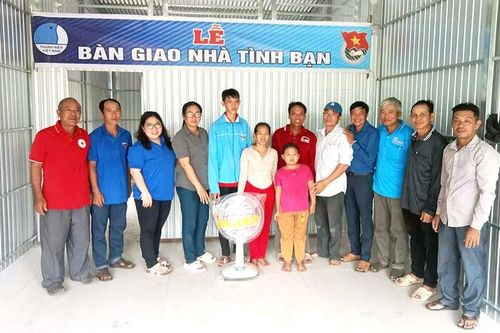 Bàn giao nhà Tình bạn cho thanh niên có hoàn cảnh khó khăn xã Vĩnh Nhuận