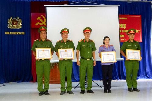 Khen thưởng đột xuất các tập thể, cá nhân khám phá Chuyên án 'Mua bán, tàng trữ trái phép vũ khí quân dụng' ở Tri Tôn