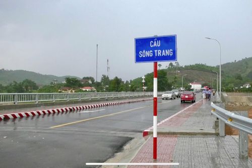 Huyện Khánh Vĩnh nghiệm thu đưa vào sử dụng cầu Sông Trang