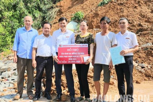 Agribank Tràng Định hỗ trợ 20 triệu đồng cho gia đình bị thiệt hại do sạt lở đất ở xã Đoàn Kết